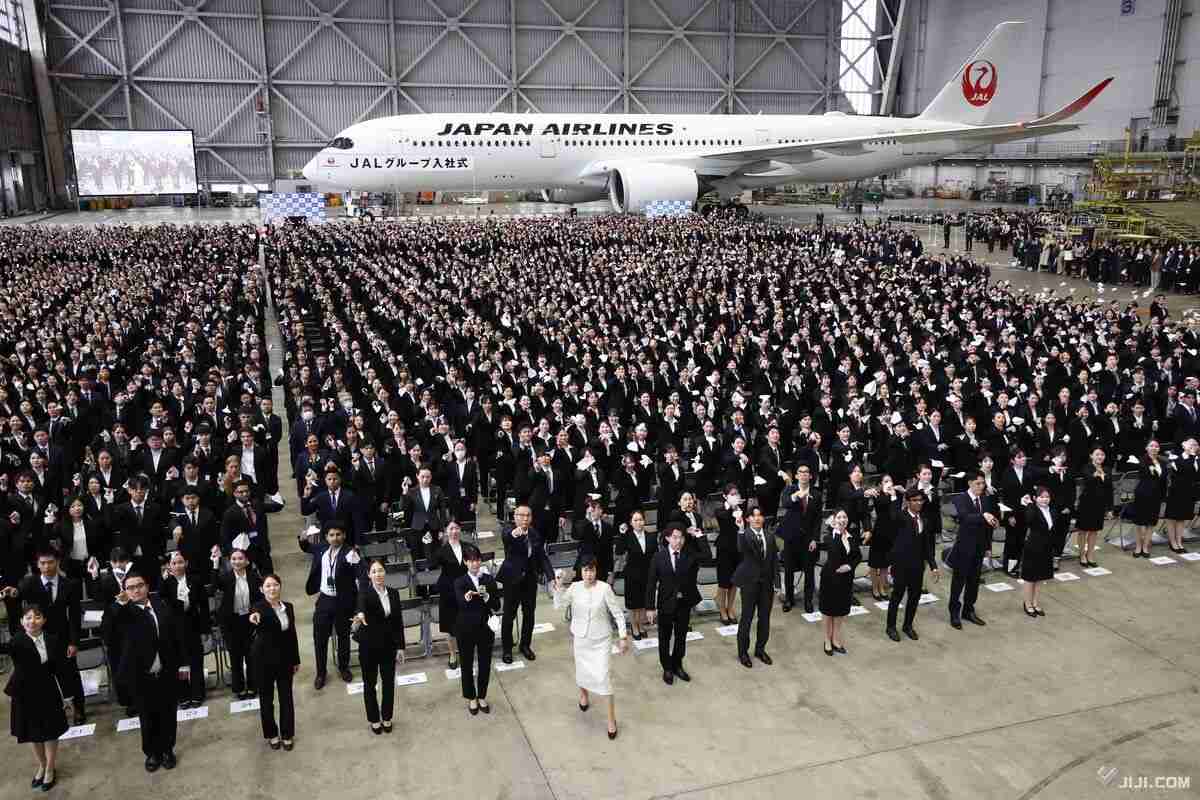 全国で入社式、趣向凝らし新社会人の門出祝う　爆音で激励、人文字記録挑戦も