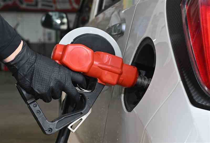 【独自】ガソリン補助金、2カ月で枯渇恐れ　政府内試算で月5000億円に上振れ…節約要請を検討、補助縮小も想定