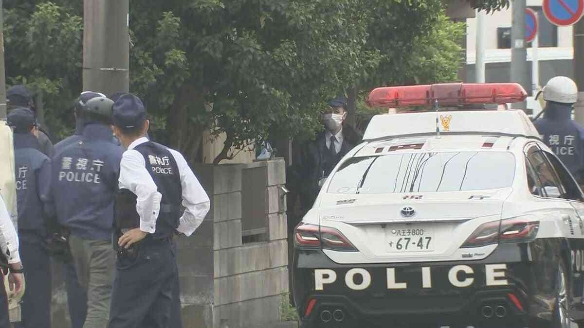 自宅に立てこもった男 警察突入も見つからず逃走か　40代男がハンマーで男子高校生ら2人を殴る　駆けつけた警察官6人や母親など9人がけが　東京・福生市