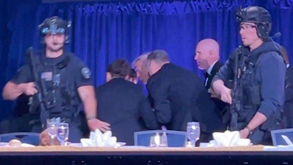 トランプ氏参加のホワイトハウス記者会夕食会で銃声、男性を拘束　トランプ氏は退避（BBC News） - Yahoo!ニュース