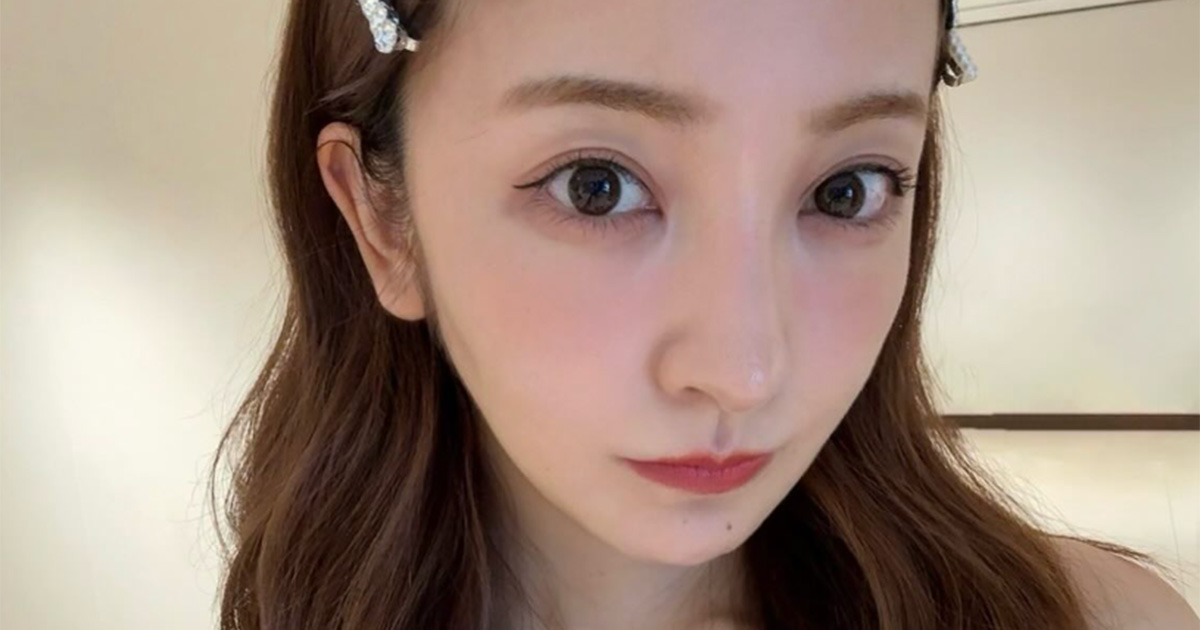 「孤独だって思う」板野友美　小嶋陽菜の自社株売却で「18億円ゲット」の裏で“経営者の悩み”投稿を削除…一部で寄せられていた“心ない声” | 女性自身