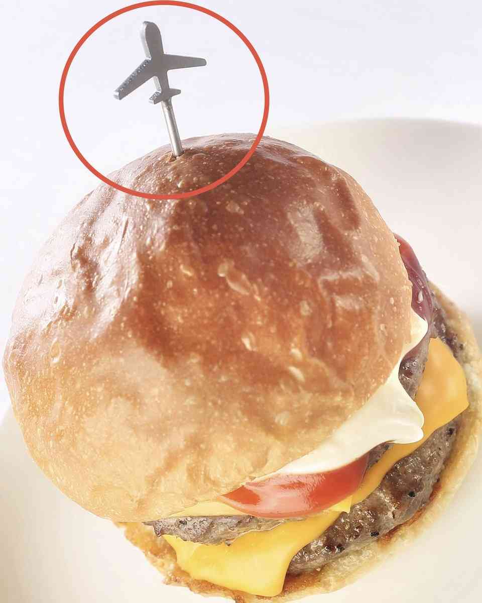 ハンバーガーのピック、持って帰っていいと思う？お客さんの考える「常識」がわからないと嘆く店側の意見と、人によって「常識」は違うという反論