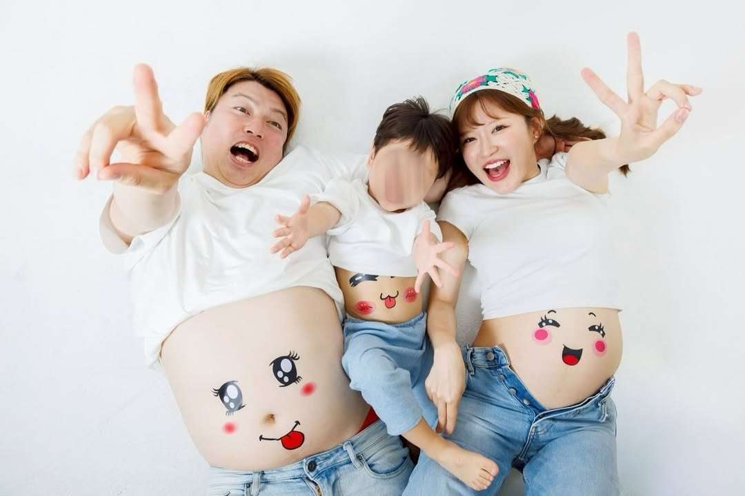 新幹線グリーン車内動画撮影で炎上の破天荒夫婦、子どもの入園式で撮影＆ド派手ピンクスーツ姿で再び物議｜ニュース｜ピンズバNEWS