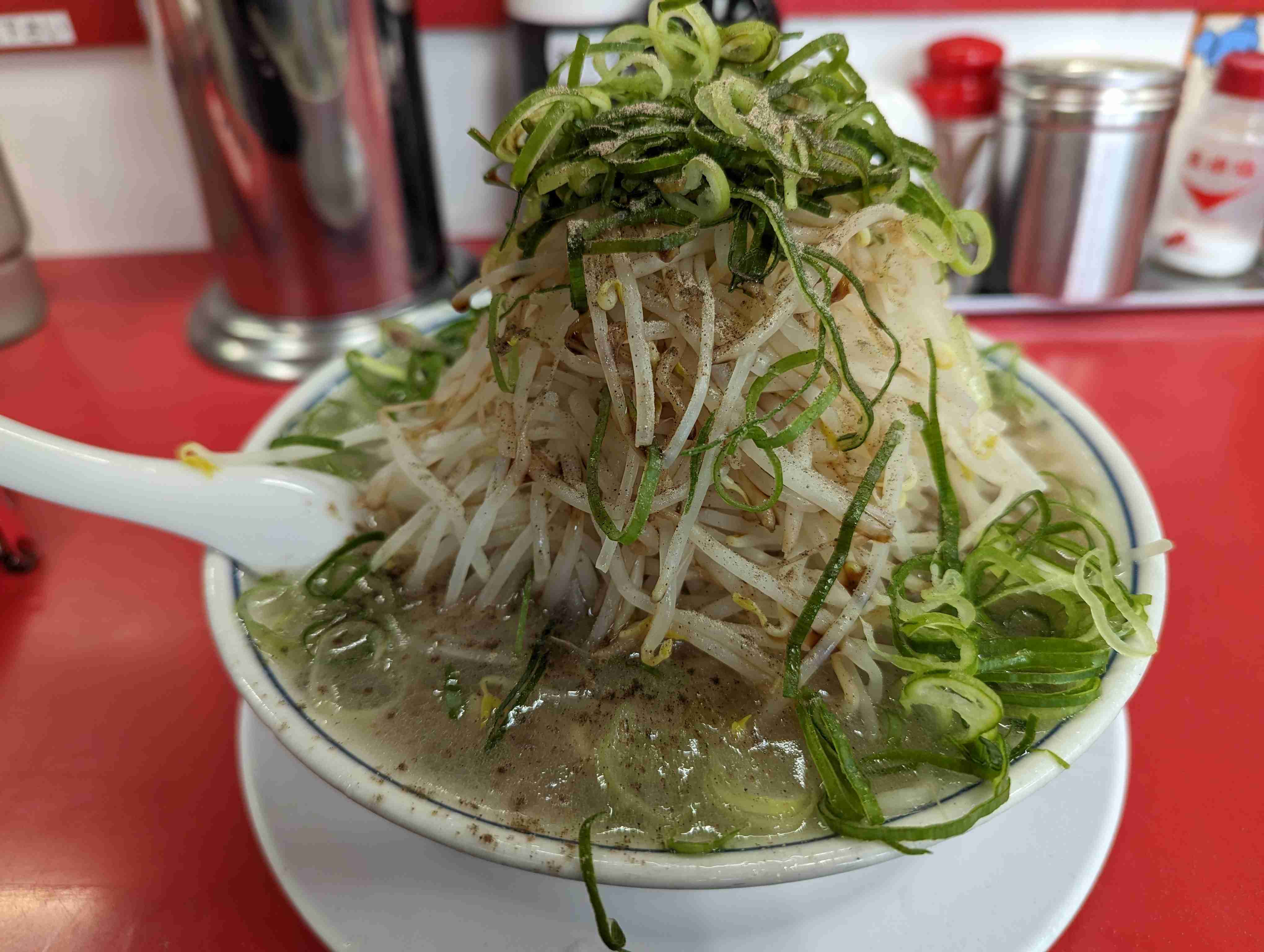 地元民が行列作って食べるラーメン屋