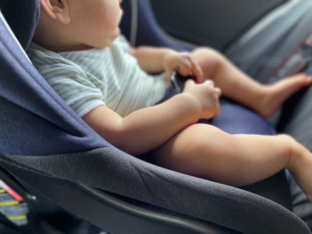 「やべー親だなぁ」　赤ちゃん膝上で車を運転・チャイルドシートなし　慣れた様子で…「通報案件」と騒然 | Hint-Pot