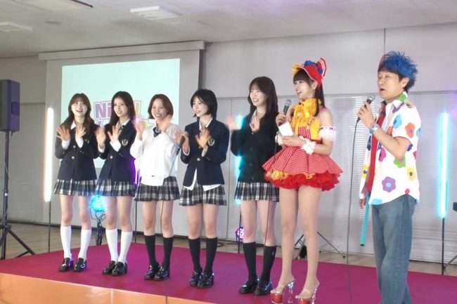 「この脚の綺麗さは異常」NiziUと並んだ56歳にネット驚愕「スタイル良すぎ」「関西の誇り」