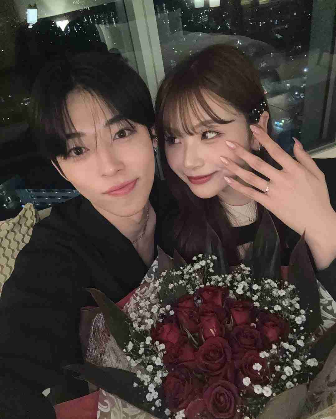 人気カップルユーチューバー「りゅうさき」婚約報告 指輪&バラ花束&キス2ショットも公開