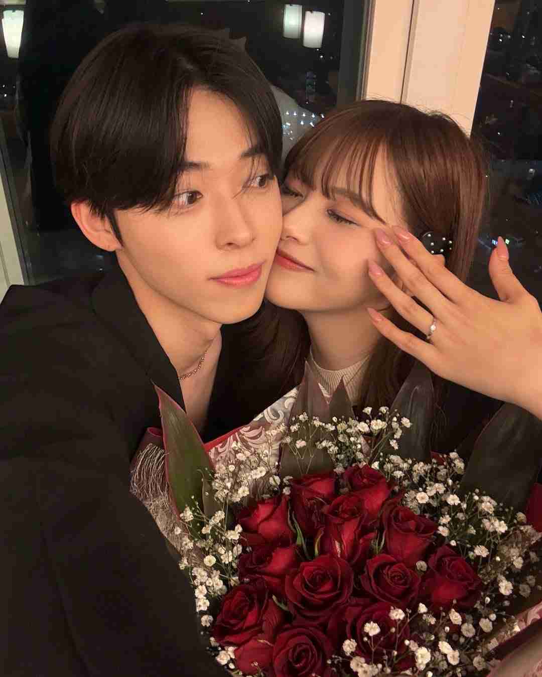 人気カップルユーチューバー「りゅうさき」婚約報告　指輪＆バラ花束＆キス２ショットも公開