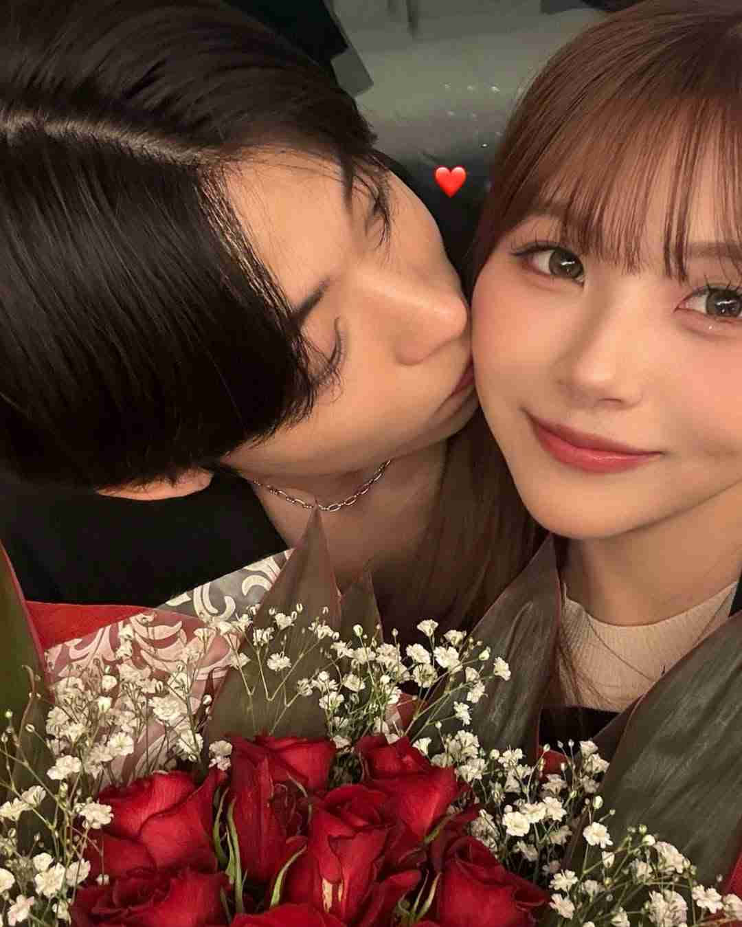 人気カップルユーチューバー「りゅうさき」婚約報告 指輪&バラ花束&キス2ショットも公開