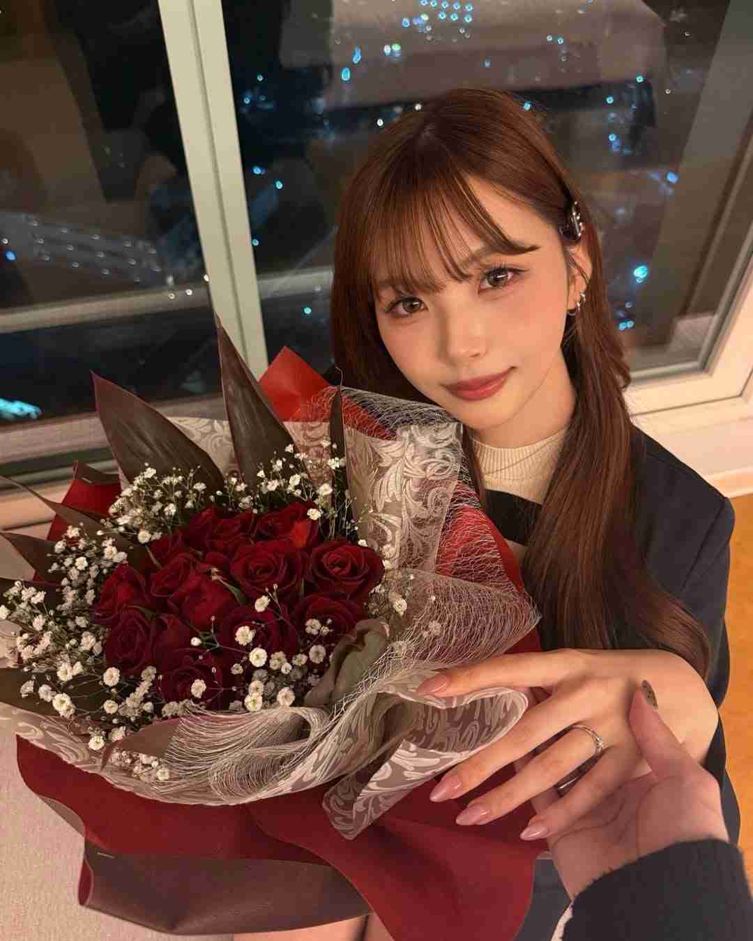 人気カップルユーチューバー「りゅうさき」婚約報告 指輪&バラ花束&キス2ショットも公開