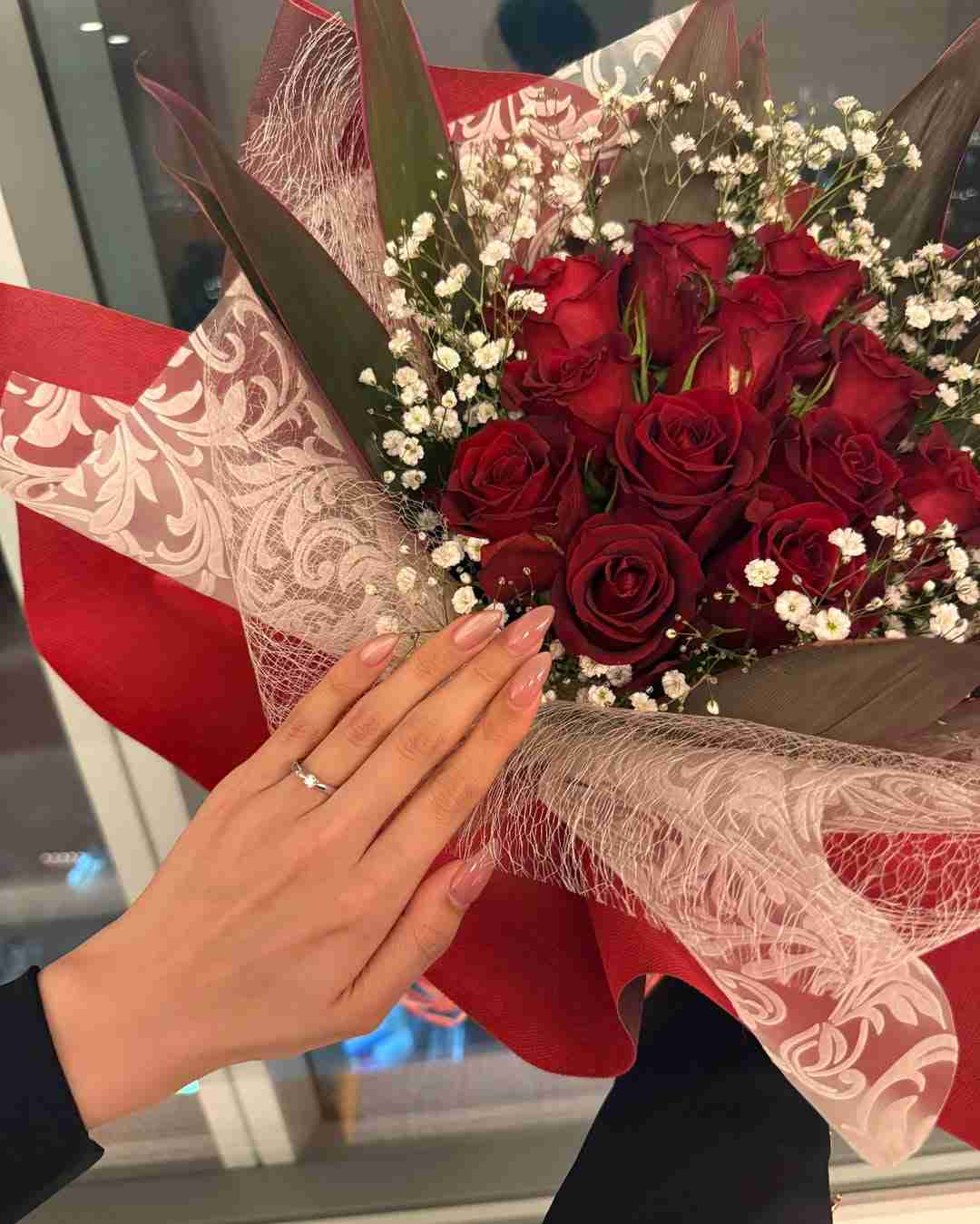 人気カップルユーチューバー「りゅうさき」婚約報告 指輪&バラ花束&キス2ショットも公開