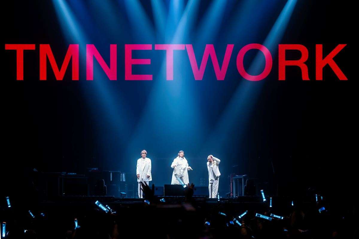 TMNETWORK、量子もつれをテーマとした衝撃の横浜アリーナ公演を観測【オフィシャルレポート】 - ぴあ音楽