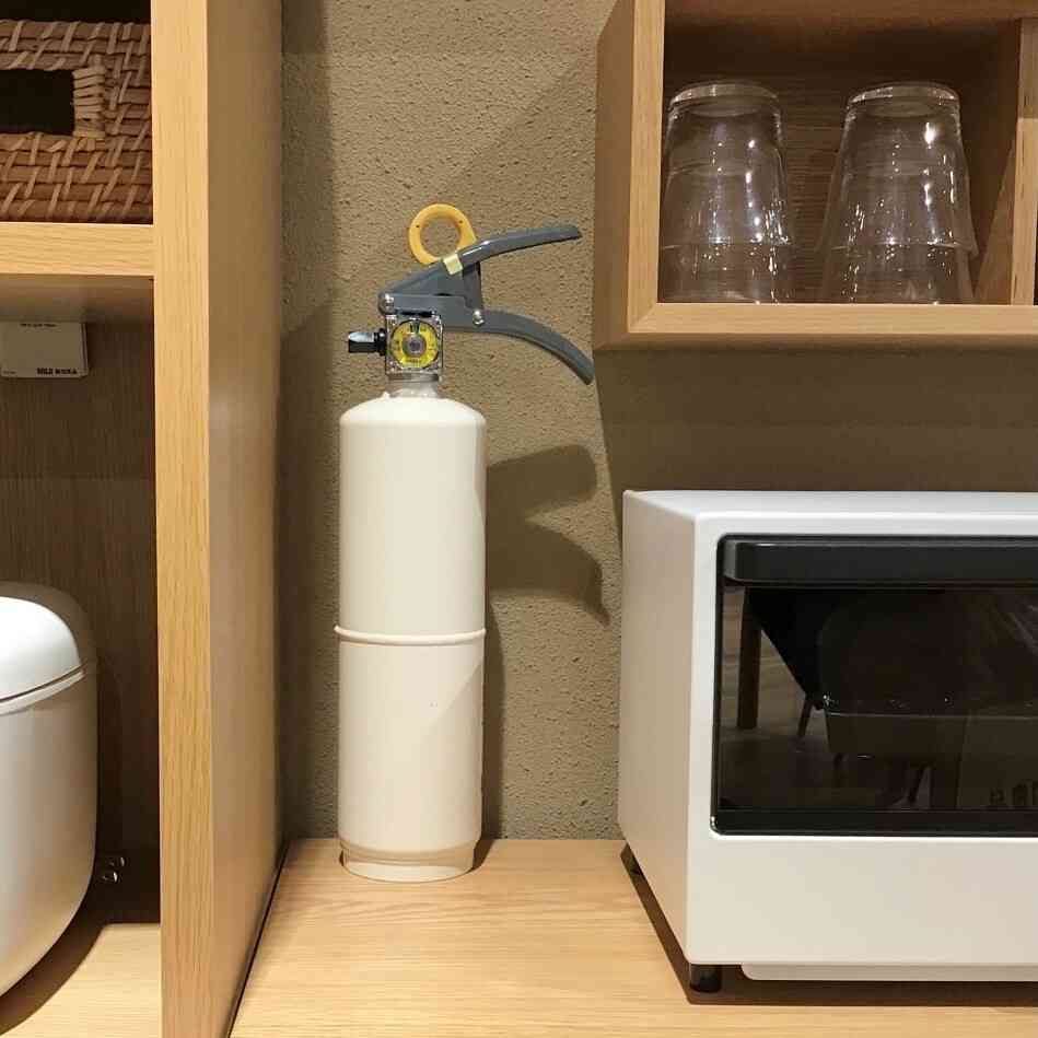 無印良品の住宅用消火器の白い無地のデザインに賛否両論……火災時の見つけやすさか家庭に置きたくなることで設置する家を増やした方がいいのか