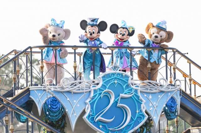 東京ディズニーシー、25周年イベントをひと足早くお披露目 ミッキー&ミニーらが“ジュビリーブルー”の衣装で登場 4・15より約1年間にわたって開催