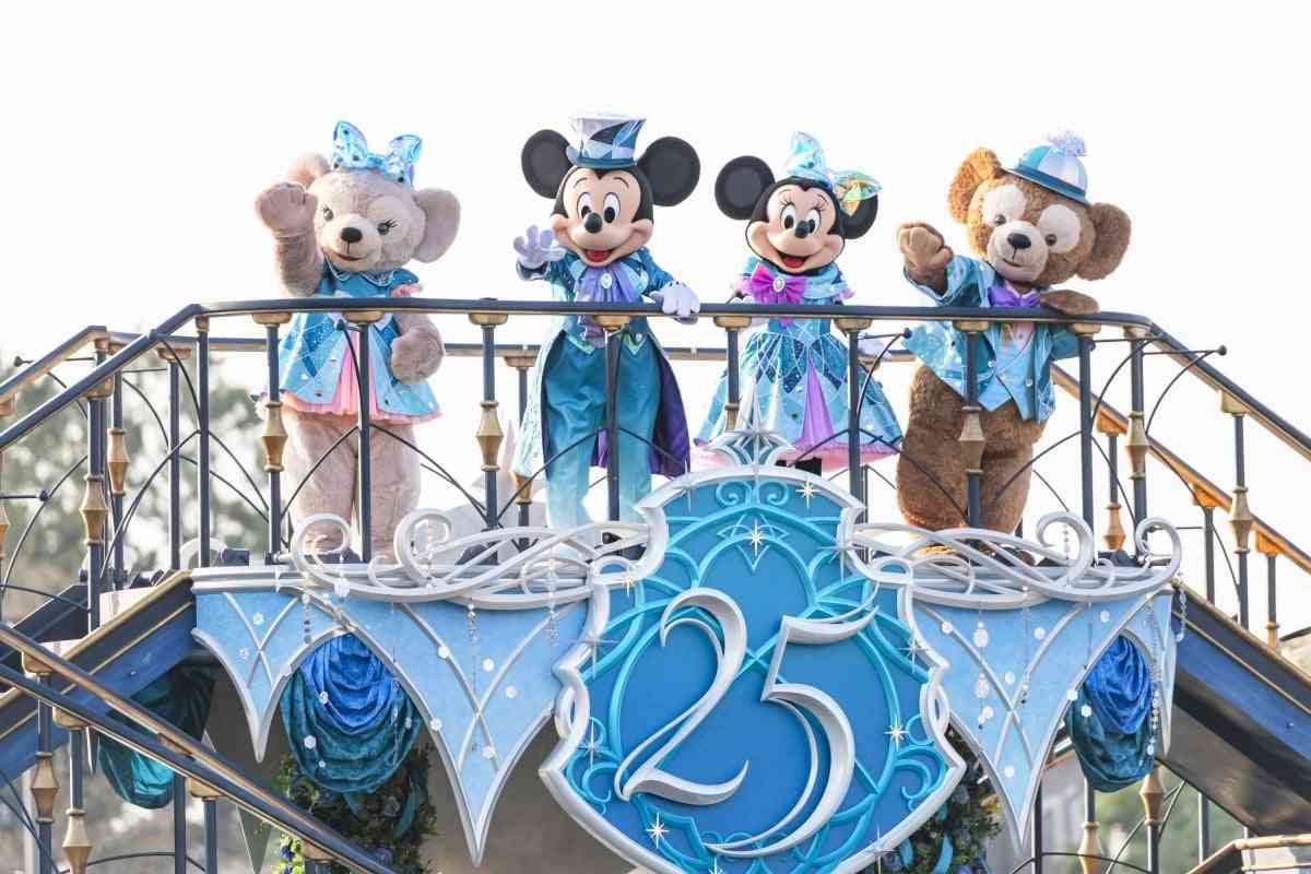 東京ディズニーシー、25周年イベントをひと足早くお披露目　ミッキー＆ミニーらが“ジュビリーブルー”の衣装で登場　4・15より約1年間にわたって開催  | オリコンニュース（ORICON NEWS）