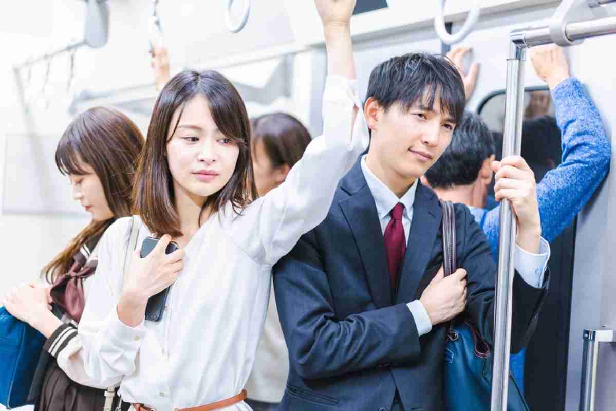 新卒が「週5の満員電車がツラい」と約2週間で退職！ 混雑率は「東京圏139％」「大阪圏116％」…経済損失は“年間3000億円”以上でも、会社員なら我慢すべき!? 混雑率の定義も確認|ファイナンシャルフィールド|﻿その他暮らし