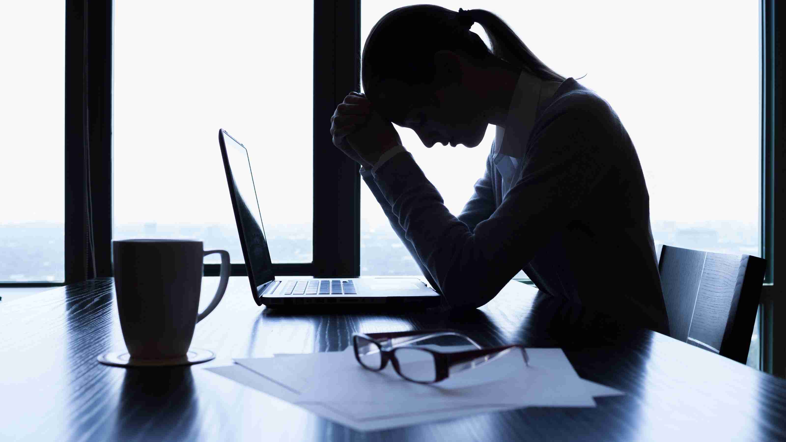 人生のどん底は｢平均48.3歳｣でやってくる…幸福度の沈み方が深くなる人､浅く済む人の決定的な違い | PRESIDENT WOMAN Online（プレジデント ウーマン オンライン） | “女性リーダーをつくる”
