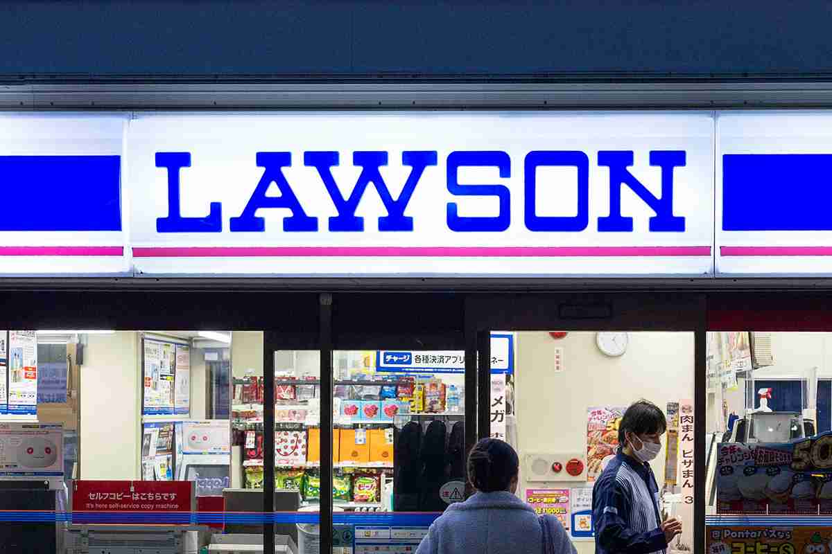 《従業員がレジ内で大乱闘》新宿・歌舞伎町のローソン店内で“ガチ喧嘩”…店舗は「ケガはありませんでした」と認める
