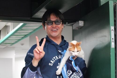 【西武】ネコが球場侵入で若獅子の顔ゆるむ　本拠地ベルーナドーム２軍戦にリアル「べるーにゃ」 - プロ野球 : 日刊スポーツ