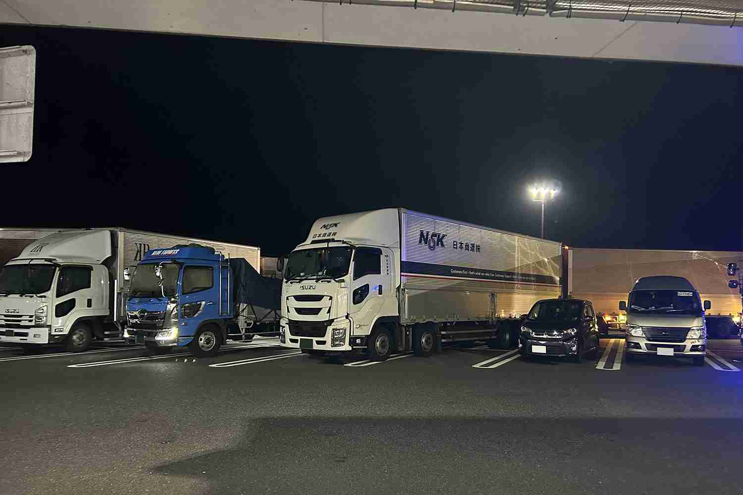 休憩しなきゃいけないのに停車スペースがない！ トラックドライバーを苦しめるルールと現状 | 自動車情報・ニュース WEB CARTOP