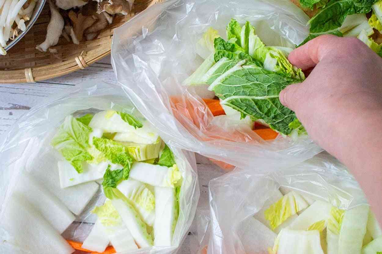 【5分で完成】ポリ袋に重ねて入れる「冷凍一人鍋セット」が忙しい日の夕飯問題を解決 | Tasty