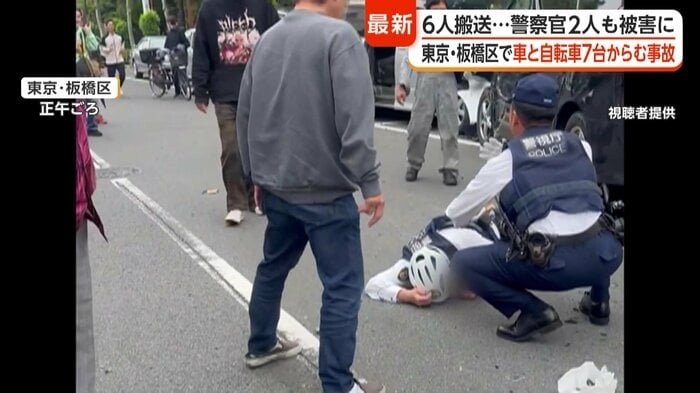 うつ伏せで路上に倒れ込む警察官の姿　車5台と自転車2台絡む事故　過失運転致傷の疑いで23歳中国籍の男を逮捕　東京・板橋区
