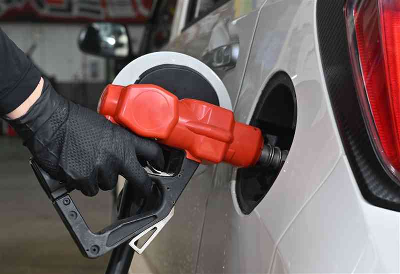 【独自】ガソリン補助金、2カ月で枯渇恐れ　政府内試算で月5000億円に上振れ…節約要請を検討、補助縮小も想定（西日本新聞） - Yahoo!ニュース