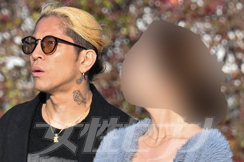 《キャミソール女性と水族館へ》降谷建志「MEGUMI似美女と寄り添って」SNSの自虐投稿も関係ない「若者からも支持される」現在地 (1/2)| 女性セブンプラス
