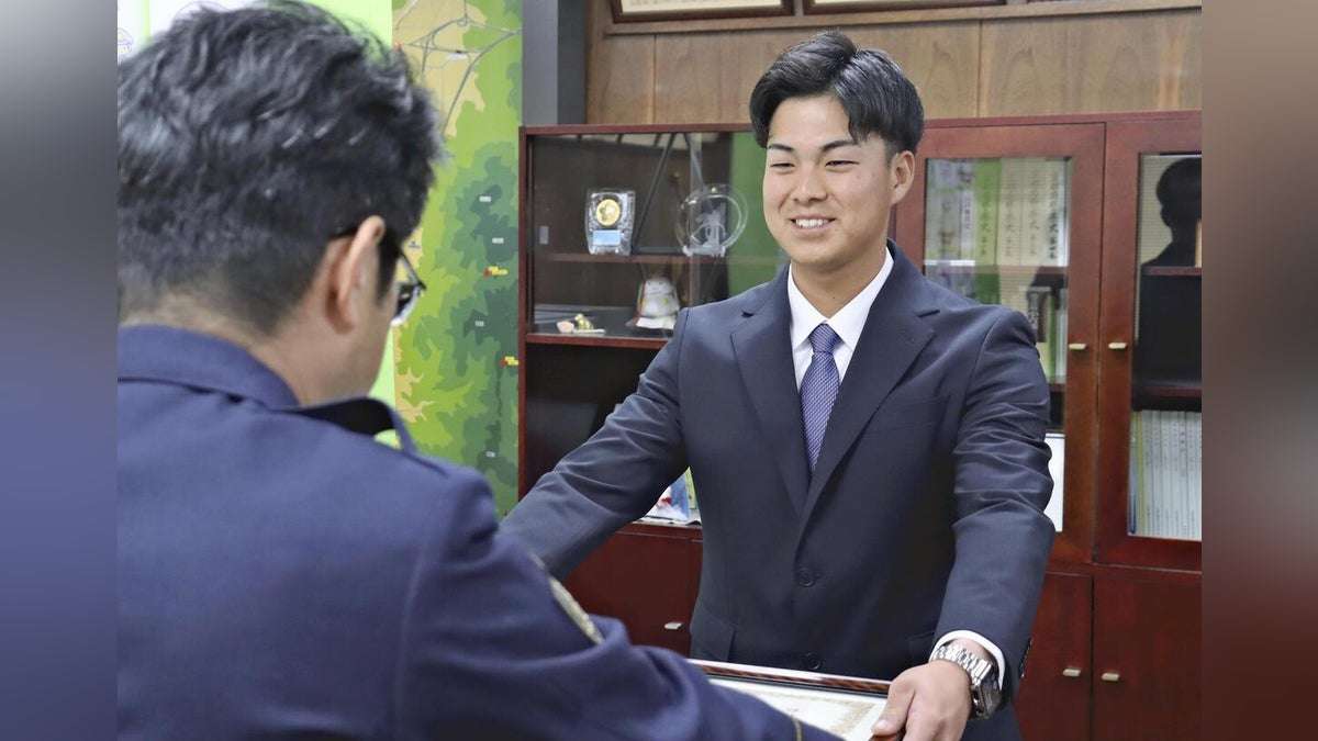 オレオレ詐欺: 「息子」会いに行く京都市山科区の８０歳代女性を道案内、待ち続ける女性を放っておけずに交番へ案内すると…詐欺防いだ大阪府高槻市の高校生を京都府警が表彰「今後も困っている人がいたら助けたい」 : 読売新聞
