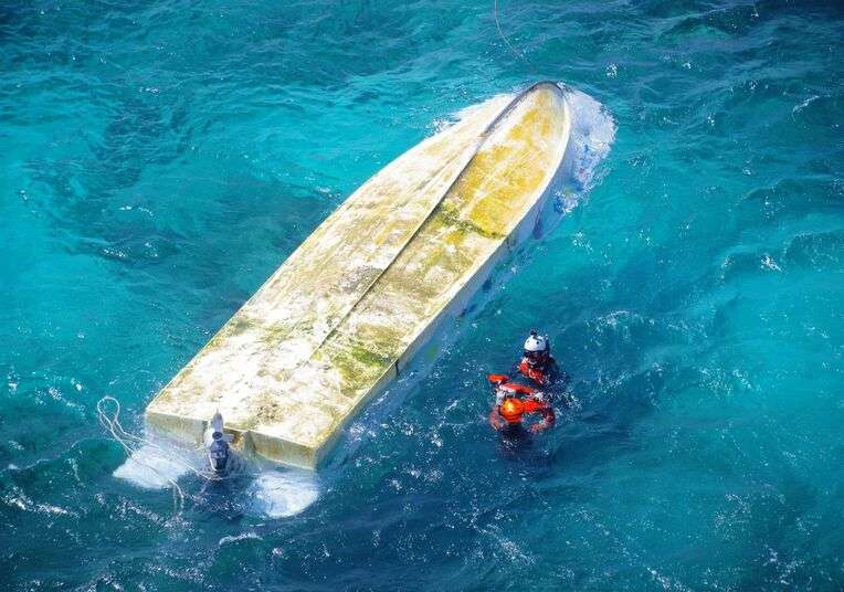 平和丸の船長、海でスマホ失い通報できず　118番は生徒から　辺野古沖転覆 | 沖縄タイムス＋プラス