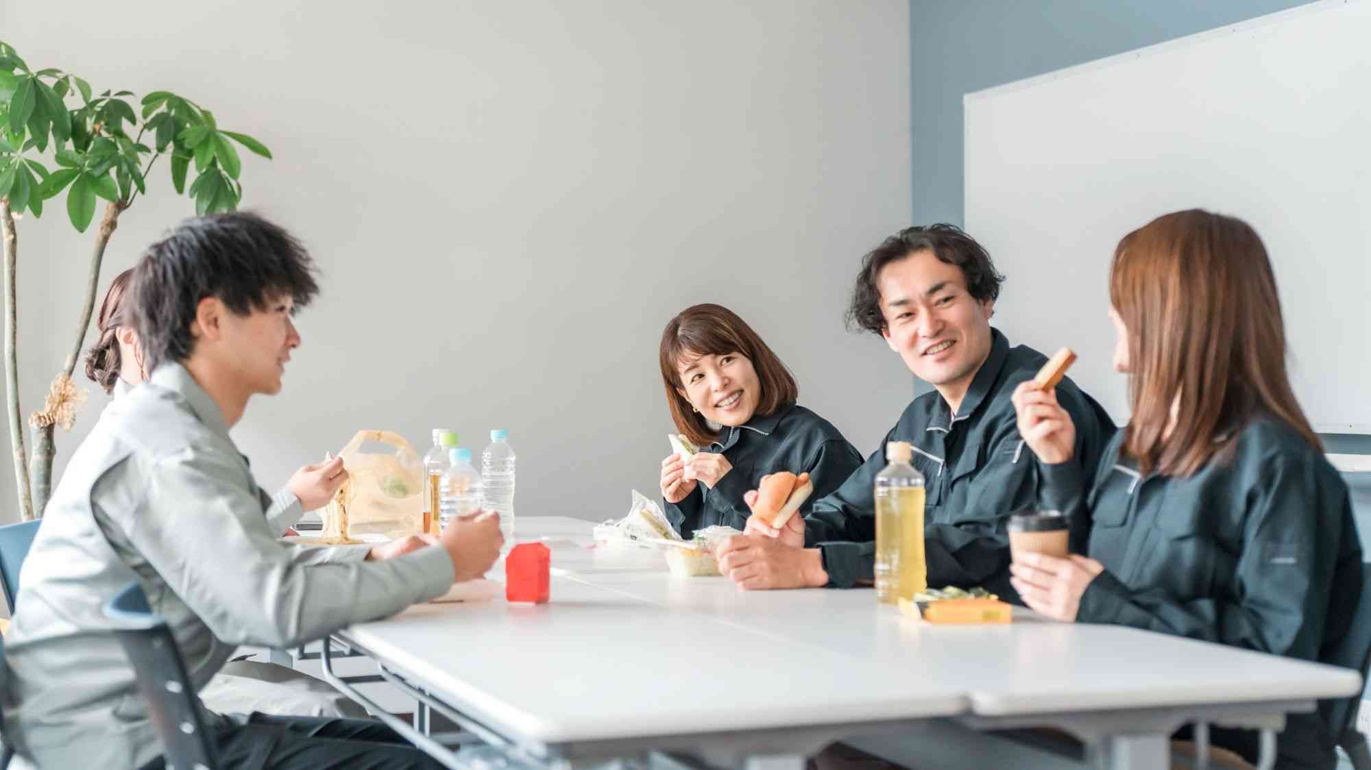 上司は「1人で食べたい」若手は「交流したい」　職場ランチのホンネ　外食基準に“1200円の壁”｜よろず〜ニュース