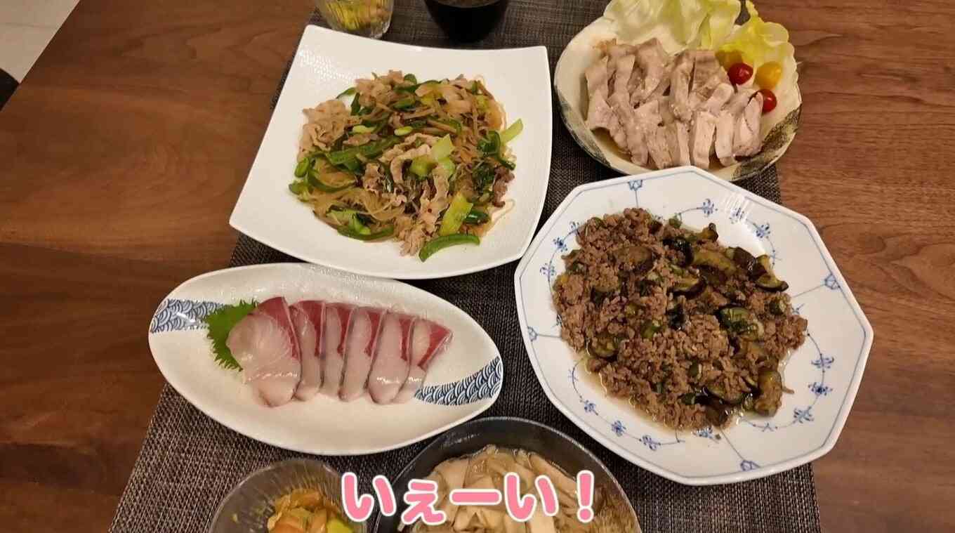 【 板野友美 】 「ベンツじゃない方のGクラス」　〝愛車〟 電動自転車でのスーパー買い出し ＆ 夕食作りの休日ルーティンを披露