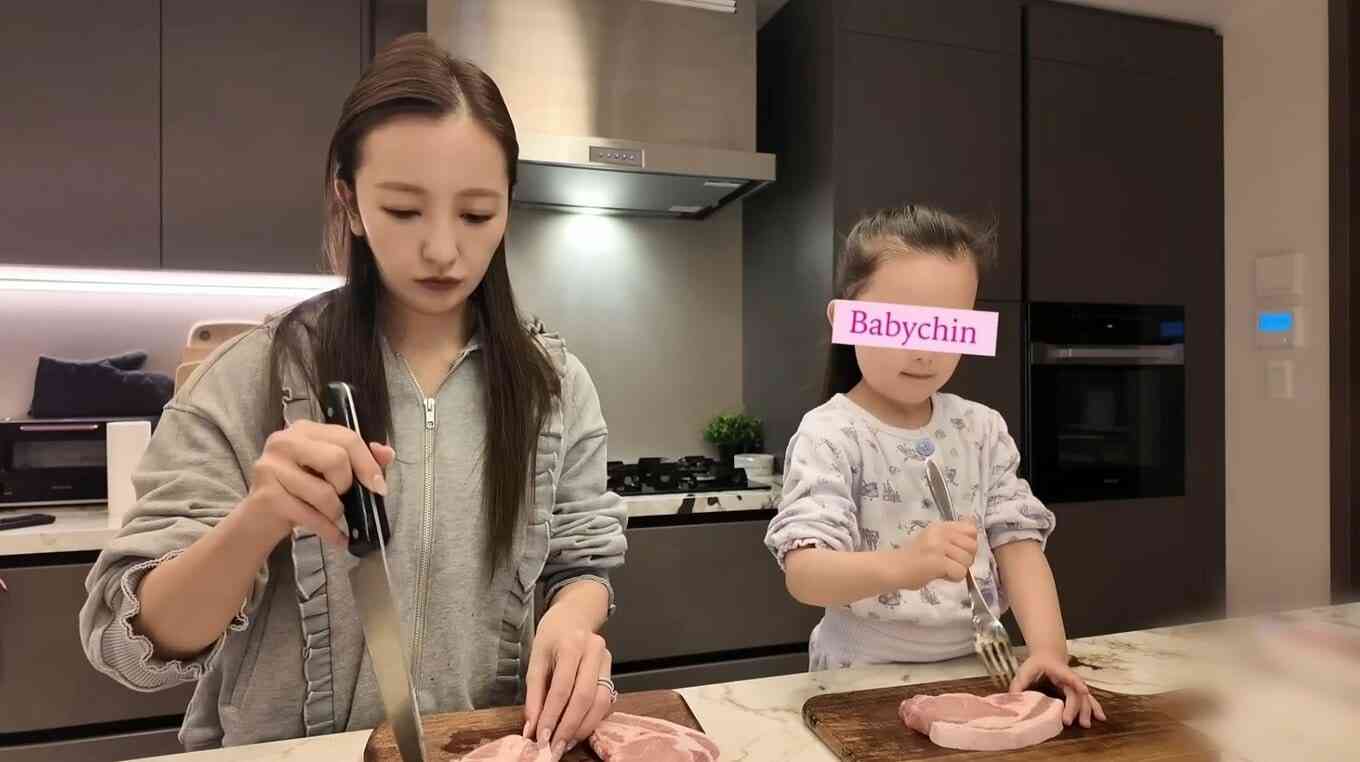 【 板野友美 】 「ベンツじゃない方のGクラス」　〝愛車〟 電動自転車でのスーパー買い出し ＆ 夕食作りの休日ルーティンを披露