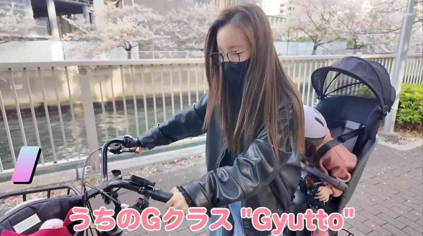 【 板野友美 】 「ベンツじゃない方のGクラス」　〝愛車〟 電動自転車でのスーパー買い出し ＆ 夕食作りの休日ルーティンを披露
