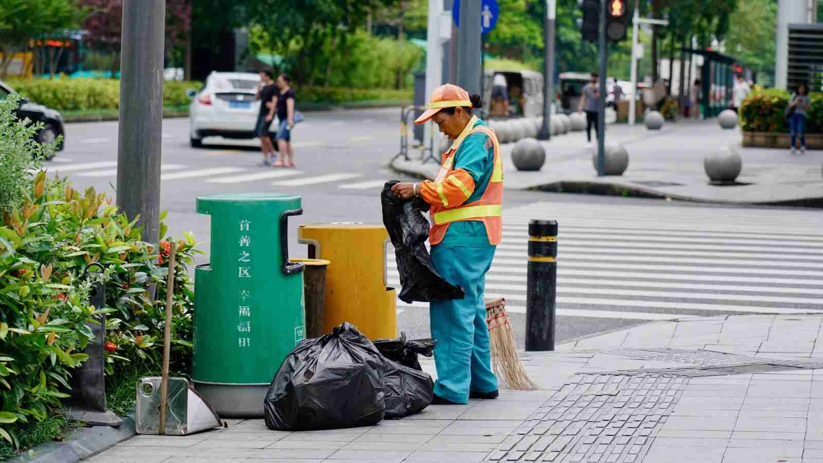 「家畜？」「犯罪者？」GPSで追跡される中国の清掃作業員たち─テクノロジーが労働者の“枷”になるとき（クーリエ・ジャポン） - Yahoo!ニュース