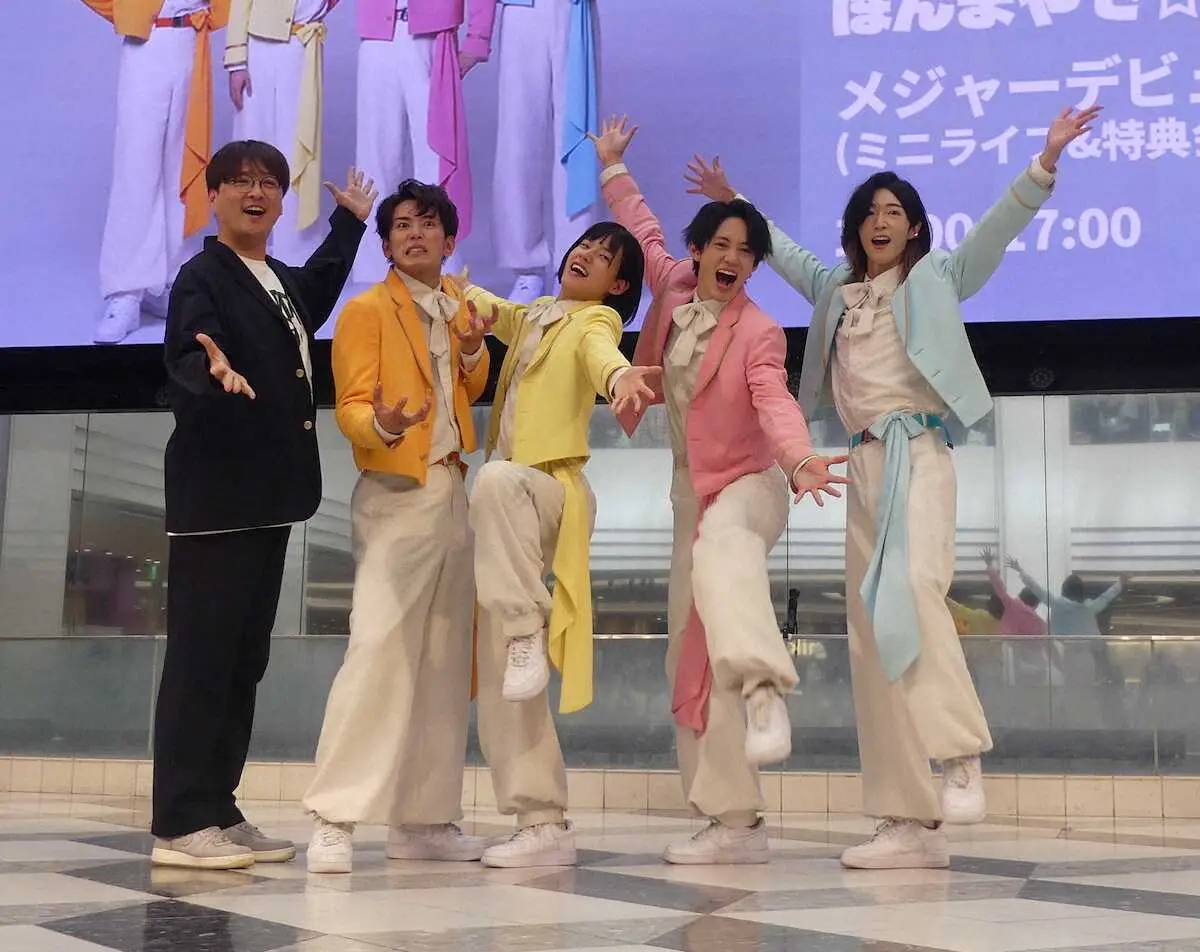モナキ　超満員御礼デビュー　おヨネ涙「レコード大賞の新人賞を目指したい」　純烈弟分4人組