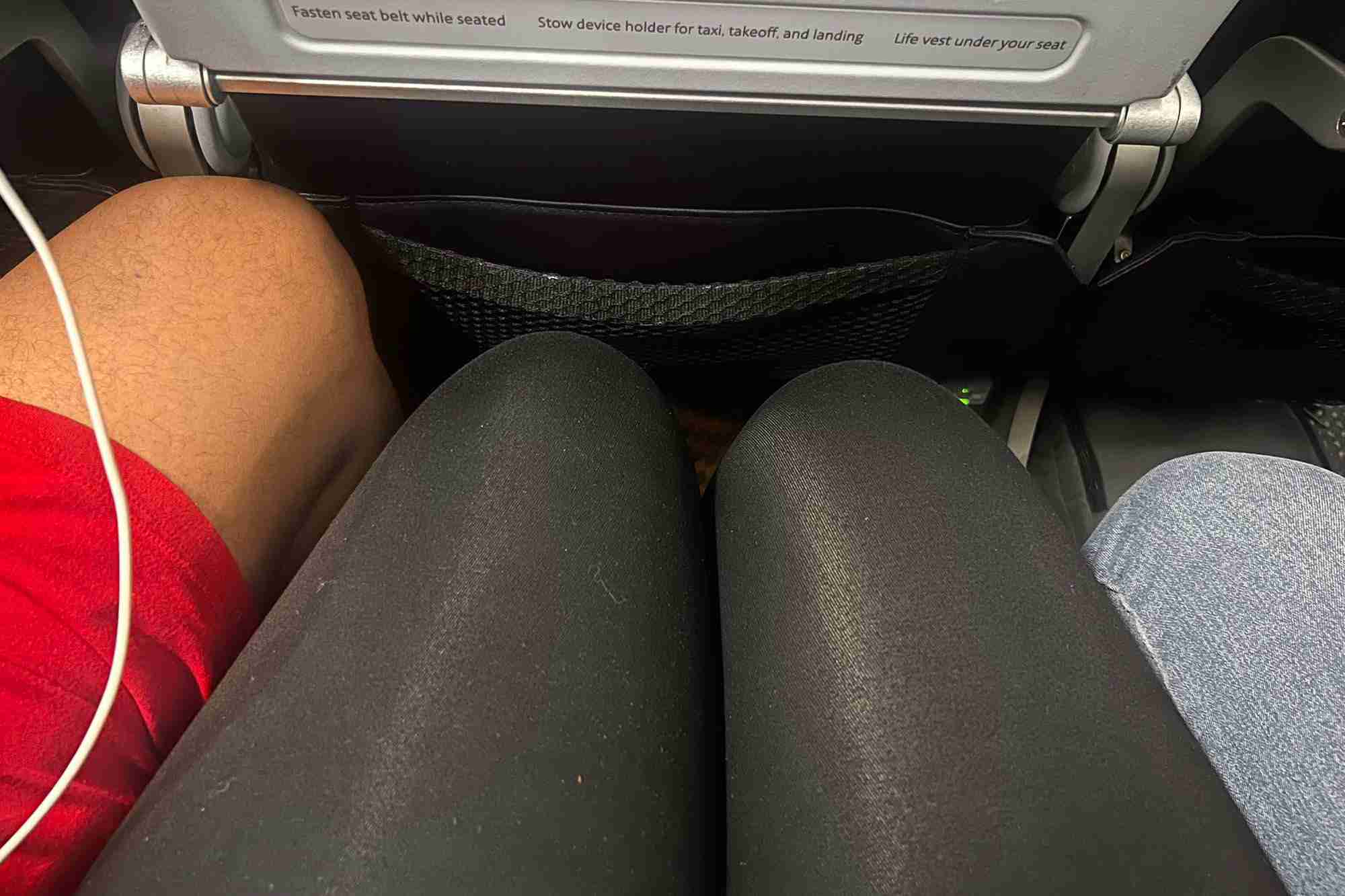 電車やバスで、男性が「脚を広げて座る」のは仕方ない？フライト中に2人の男性に挟まれた女性の投稿が話題…不要な