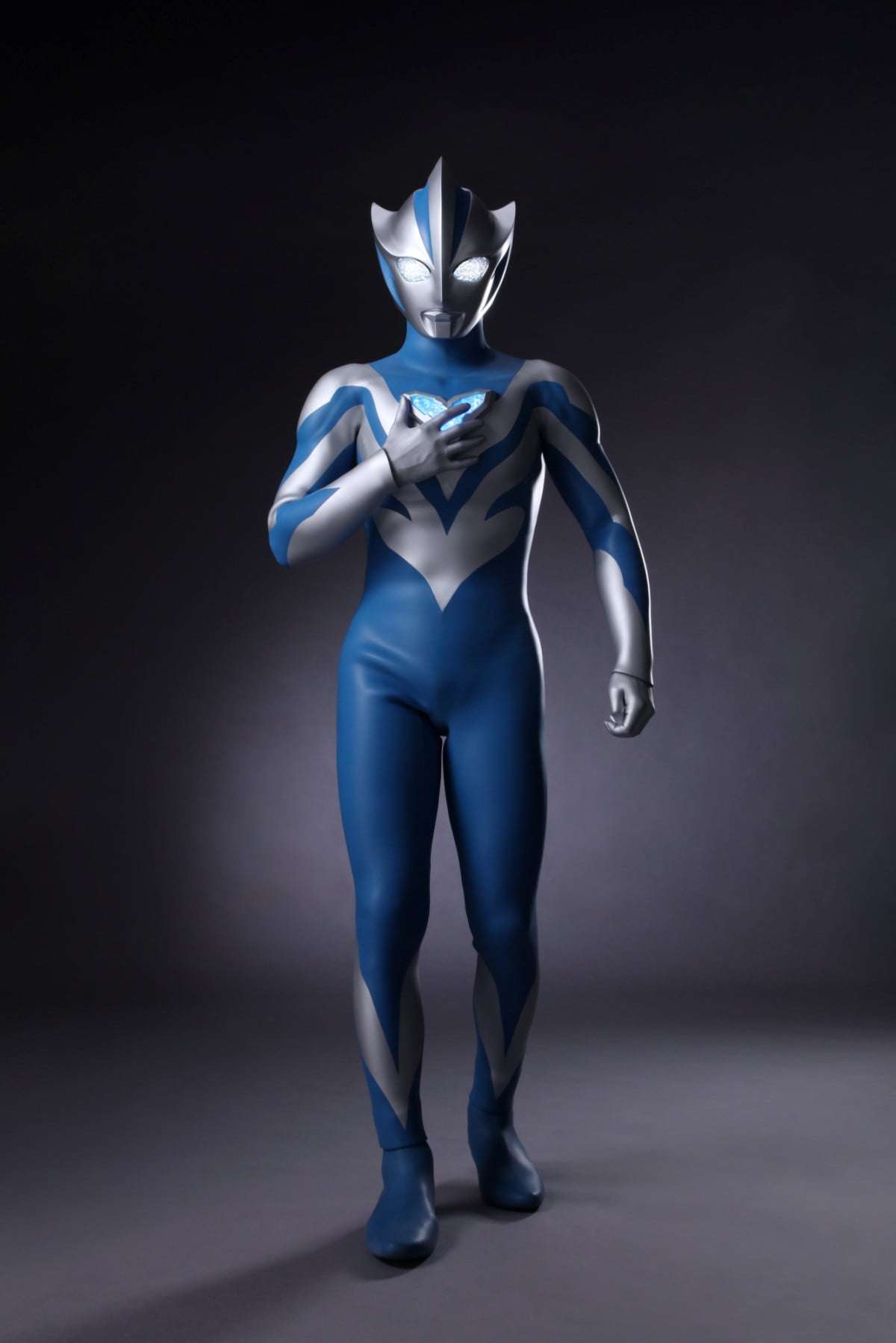最新シリーズ『ウルトラマンテオ』7・4スタート 惑星「H12」生まれの青き巨人 主人公は光石イブキ 演じるのは岩崎碧