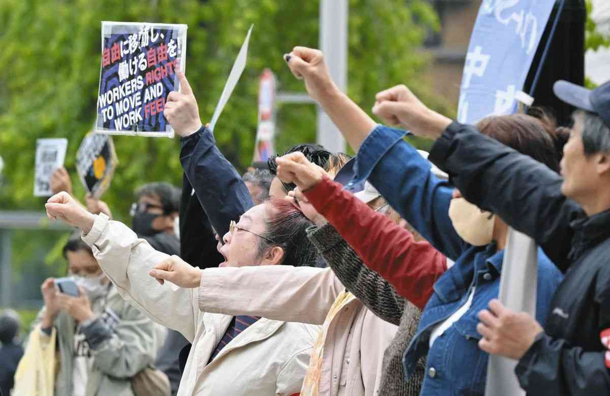 「行政による外国人いじめで官製ヘイトだ」外国人の在留関係の手数料大幅値上げに国会前で抗議　衆院委可決：東京新聞デジタル