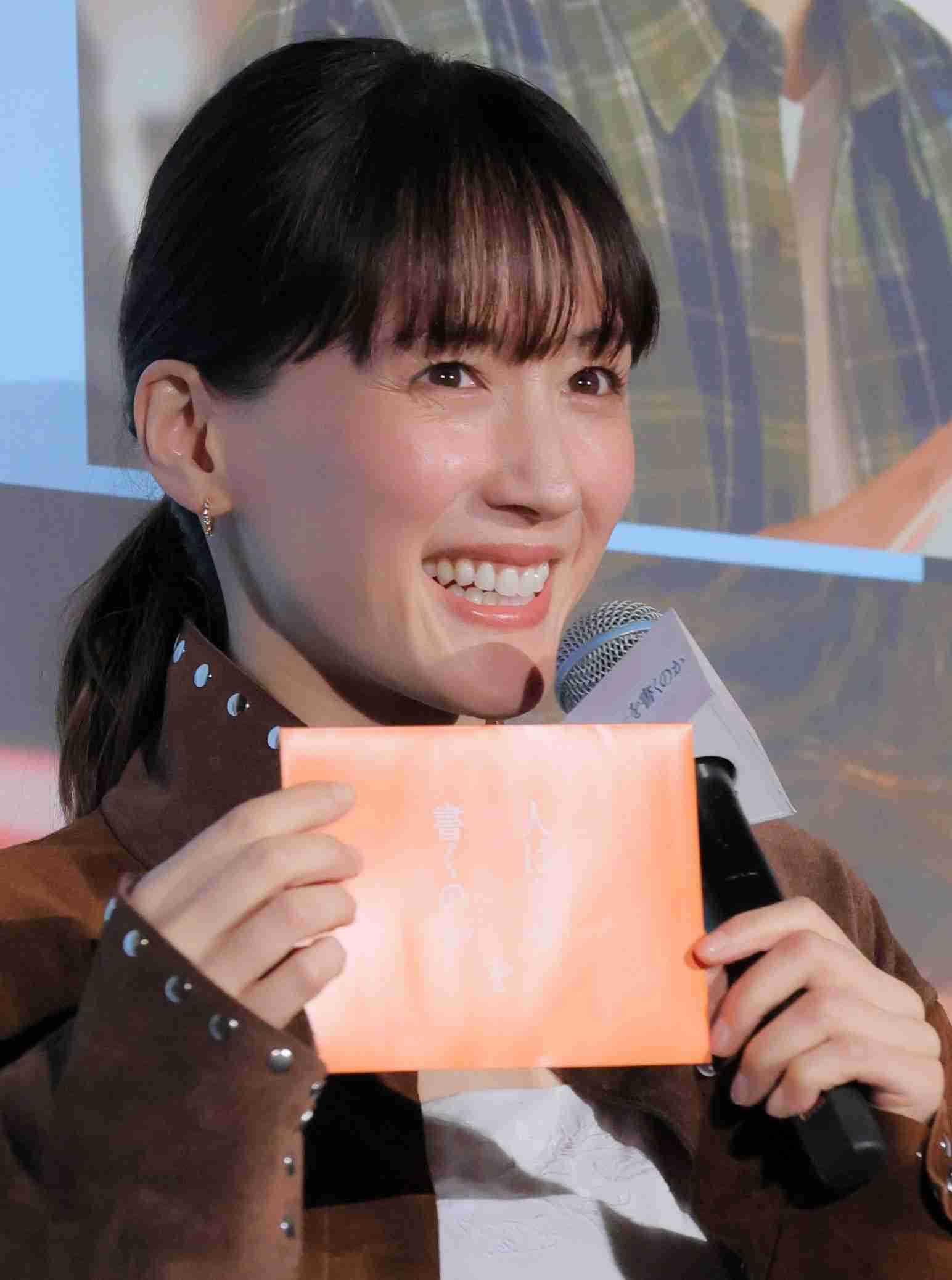 綾瀬はるか　映画公開イベントで来場者にラブレターを手渡し（デイリースポーツ） - Yahoo!ニュース