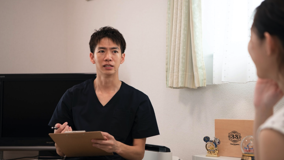 チームでやりがちな褒め方 メンバー全員の前で個人1人だけを褒めるのが危険な理由