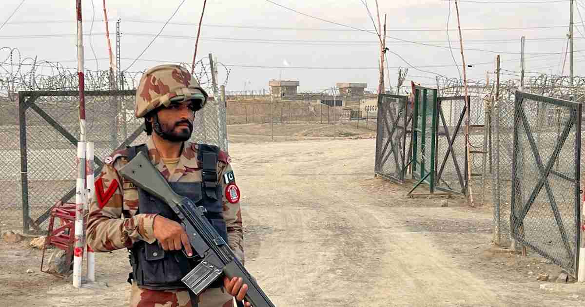 パキスタン、アフガニスタン東部の軍事施設を空爆　米国は支持表明 - 日本経済新聞