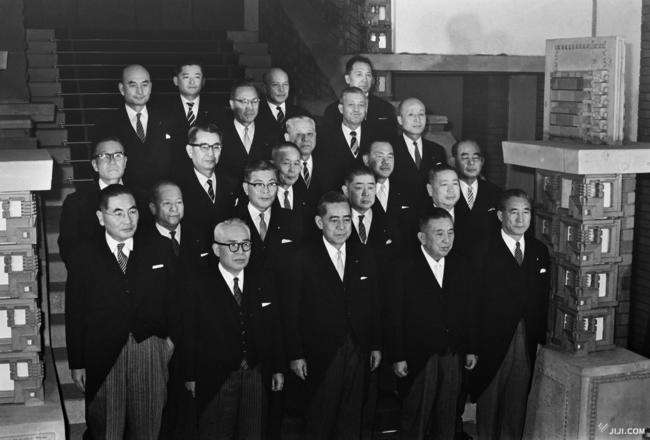 円の実力、凋落止まらず 56年前下回る、購買力減退