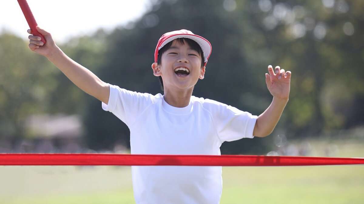 「履いてるだけで速くなる」小学生の最強靴「瞬足」が大人に爆売れ　人気の理由をメーカー担当者が分析｜概要｜ニュース｜ピンズバNEWS