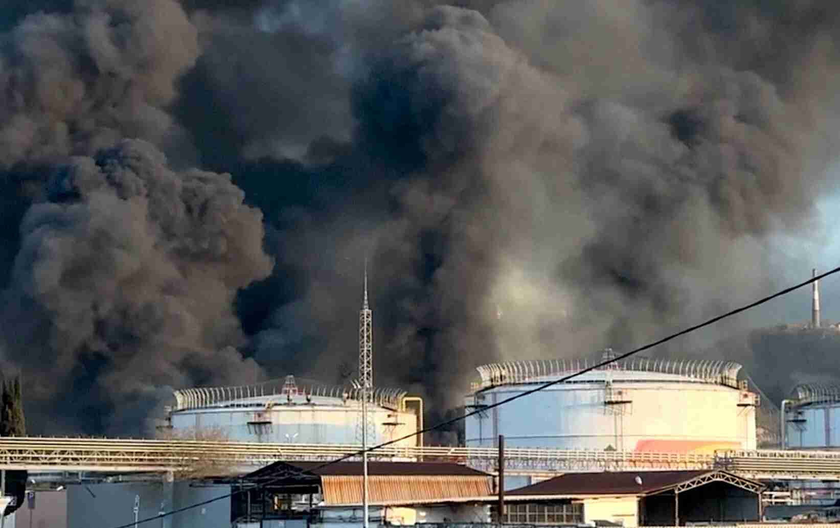 ロシアの黒海沿岸の精油所爆撃　ウクライナのドローン攻撃（AP通信） - Yahoo!ニュース