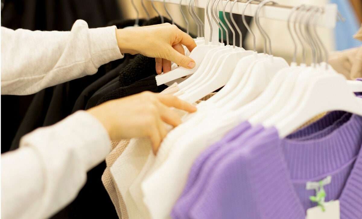 カラフルから「薄紫×黒」が主流に⁉　子ども服「140の壁」に戸惑う保護者の声と、メーカーの実情 | AERA with Kids＋