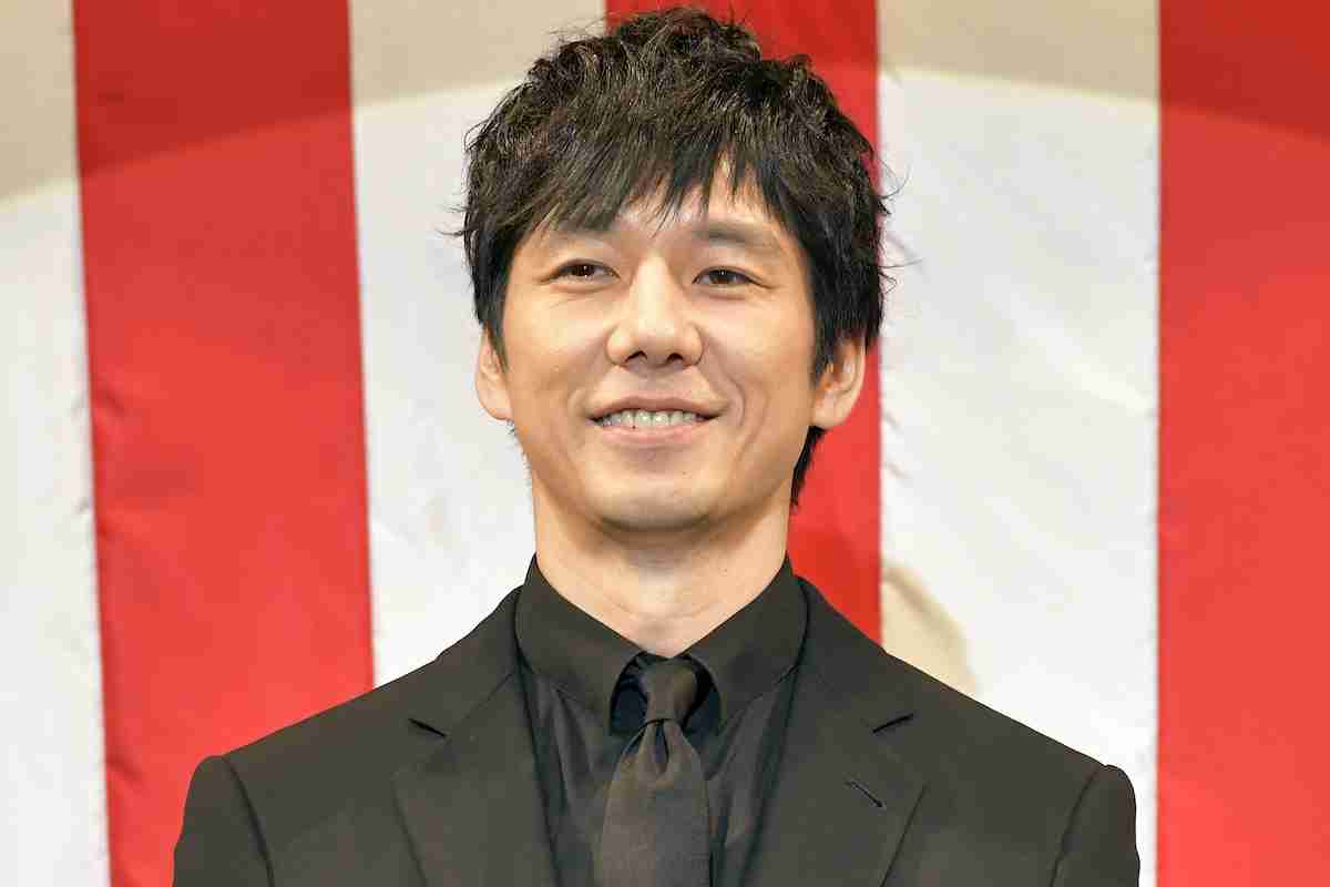 《スーパーで両手に買い物袋の幸せ姿も》西島秀俊、かつては“厳しすぎる”結婚条件を課すも…“プロ彼女”と評された妻と迎える結婚12年目の「2児の父」ぶり｜NEWSポストセブン