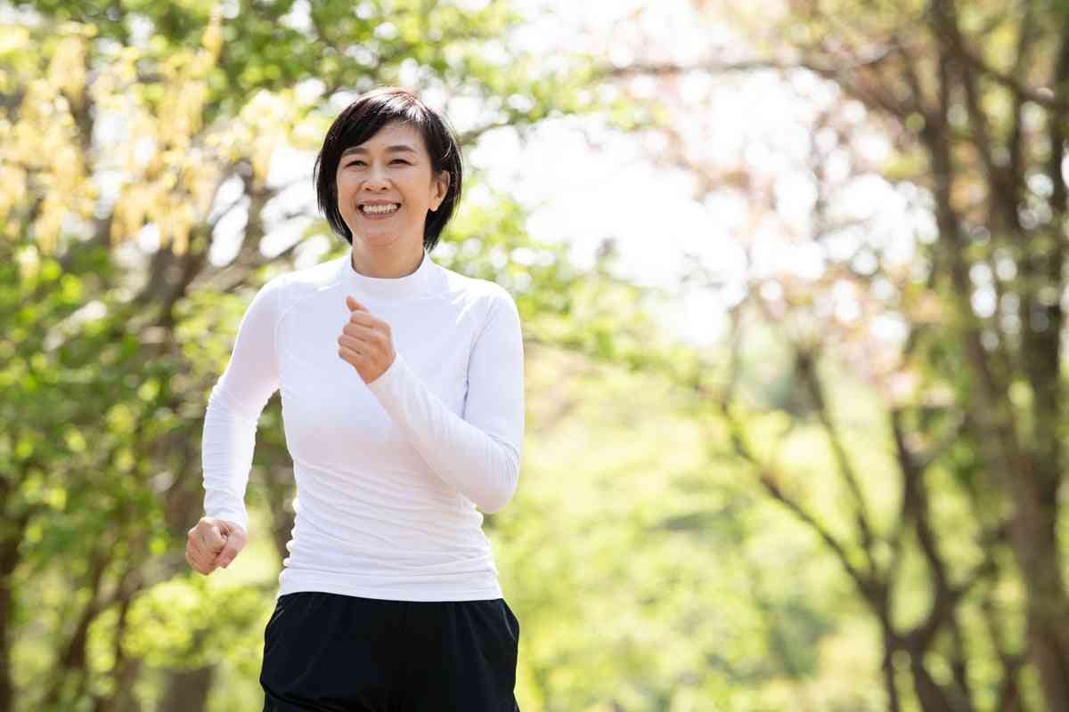 1日1万歩はもう古い？ 実は健康効果は8000で頭打ち…歩き方次第で太る恐れも 正しいウオーキング術とは | オトナンサー