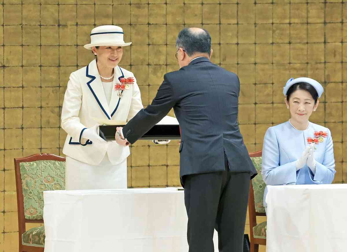 皇后さま、名誉総裁を務める全国赤十字大会にご臨席　女子高生らの活動報告に耳傾けられる（産経新聞） - Yahoo!ニュース