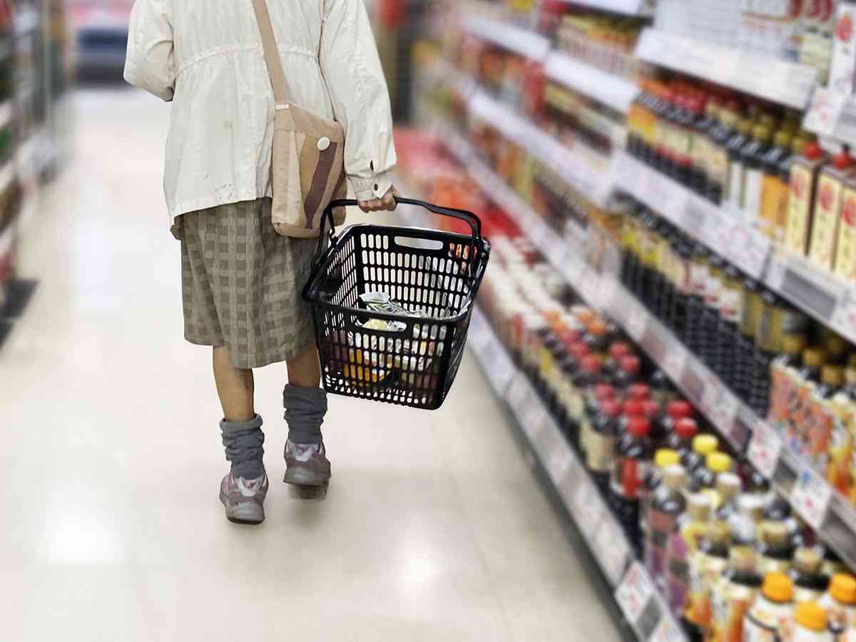 お目当ての弁当をカゴに入れて2時間徘徊…値引きセールの時間になるや「これにも半額シール貼ってよ！」　スーパー店員が頭を抱える“迷惑な高齢客”の実態 | デイリー新潮